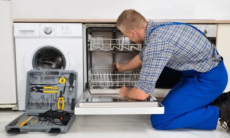 Kınık Hitachi servisi teknisyen ekibi beyaz eşya tamiri yaparken